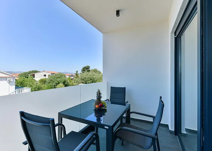 Apartman Div With Pool Bibinje