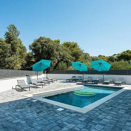 Div With Pool Apartment *