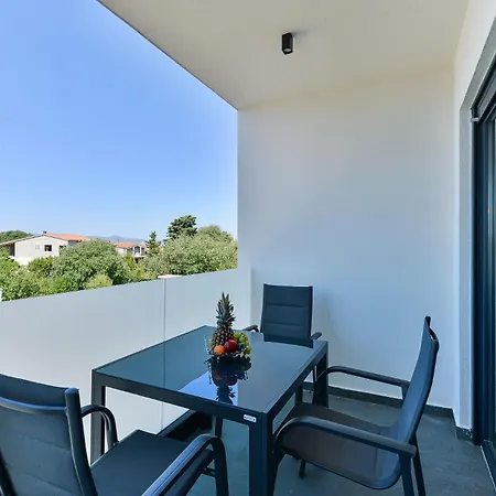 Appartement Div With Pool Bibinje