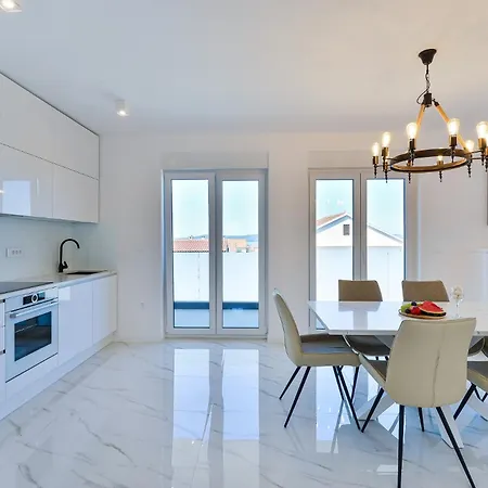 Div With Pool Appartement Bibinje