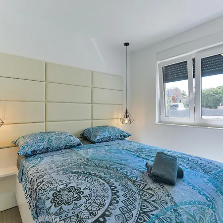 Div With Pool Apartment *