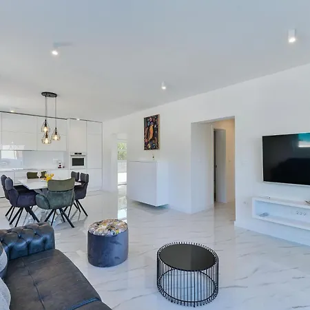 Div With Pool Appartement