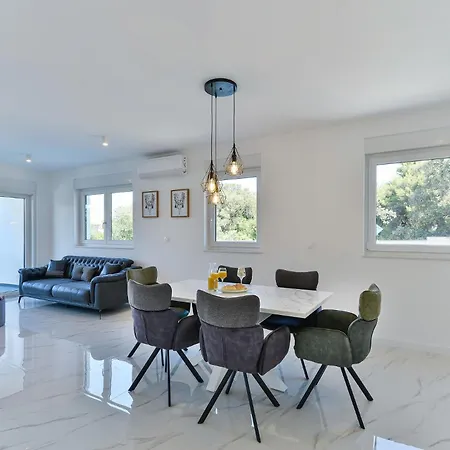 Div With Pool Apartment