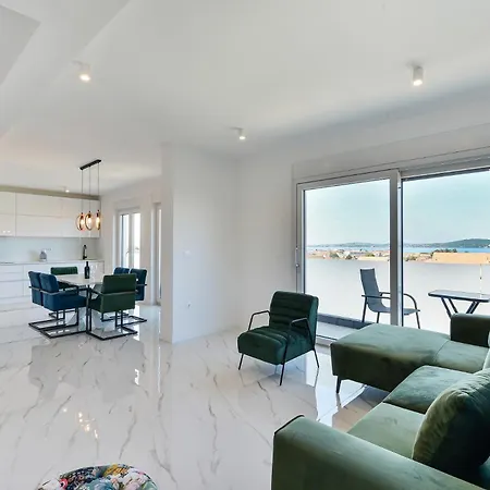 Div With Pool Apartment