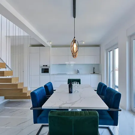 Apartment Div With Pool *